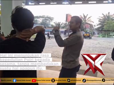 Kapolsek Bayung Lencir Bagikan Makan Siang untuk Sopir Sumbu 3 dalam Operasi Ketupat Musi 2026 - PoliceTube