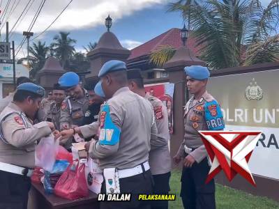 Polres pidie jaya melaksanakan pembagian takjil kepada masyarakat di depan Mako Polres