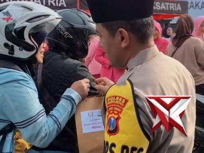 Di hangatnya senja Ramadan, Polres Probolinggo berbagi takjil on the road di depan Mako Polres - PoliceTube