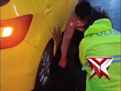 Di saat orang lain berlalu, mereka memilih berhenti. Membantu, tanpa pamrih.