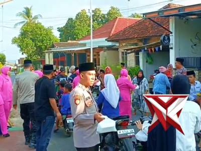 Polsek Dungkek berbagi Takjil