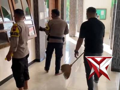 Polsek Bulakamba Laksanakan Kerja Bakti Bersih-Bersih Masjid