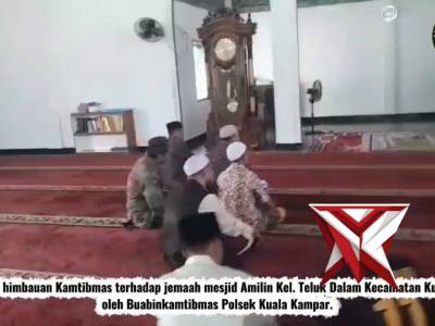 Bhabinkamtibmas memberikan himbauan kepada jemaah Masjid Amilin Kel. Teluk Dalam, Kecamatan Kuala Ka