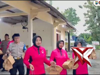 Polres Tuban - Polsek Merakurak membagikan Takjil buat masyarakat