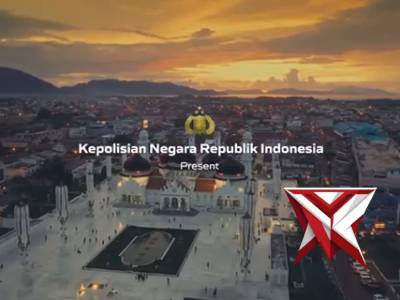 Saat takbir menggema di seluruh penjuru negeri, menyambut hari yang suci.