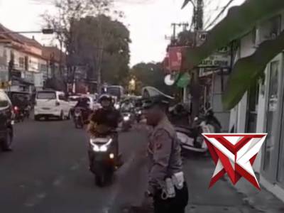 Personel Polisi Lalu Lintas (Polantas) Polsek Denpasar Barat (Denbar) Rutin Gatur Lalin