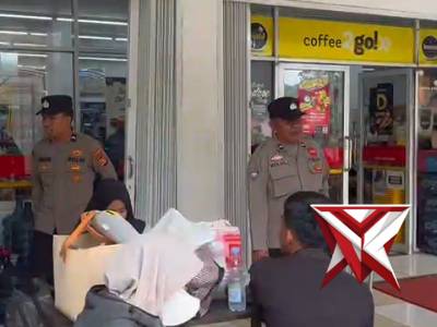 Personil Satbinmas Polres OKI memberikan himbauan kepada pemudik arus balik