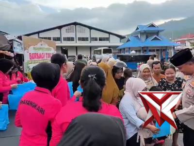 POLRES LEBONG DAN BHAYANGKARI CABANG LEBONG BERBAGI TAKJIL DI TERMINAL MUARA AMAN