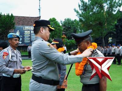 Polres Klungkung Gelar Upacara Kenaikan Pangkat Pengabdian dan Pelepasan Purna Bakti.