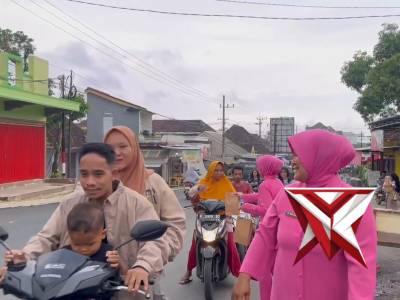 Bhayangkari Ranting Bantur bagian takjil di depan Mapolsek Bantur - PoliceTube