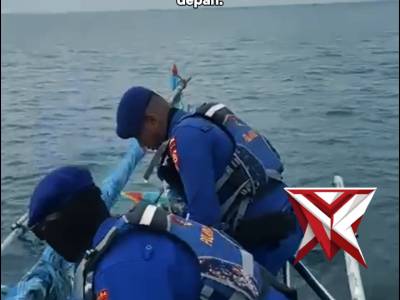 Aksi Simpatik di Laut: Personel Ditpolairud Bagikan Snack Gratis untuk Nelayan Gilimanuk