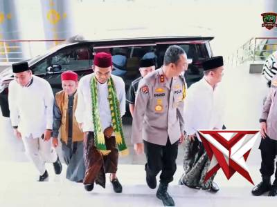 Menjemput Kemuliaan dalam Pengabdian: Momen Khusyuk Kapolda Sumsel & UAS di Masjid Assa&rsquo;adah