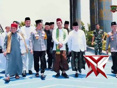 Menjemput Kemuliaan dalam Pengabdian: Momen Khusyuk Kapolda Sumsel & UAS di Masjid Assa&rsquo;adah