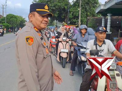 ANGGOTA POLSEK KALITIDU DAN BHAYANGKARI  BAGIKAN TAKJIL BUKA PUASA