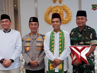 Menjemput Kemuliaan dalam Pengabdian: Momen Khusyuk Kapolda Sumsel & UAS di Masjid Assa&rsquo;adah