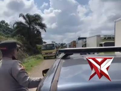 Polisi Berjibaku Urai Kemacetan di Jalur Lintas Timur, Pemudik Apresiasi Pelayanan Humanis