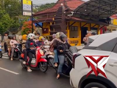 Ngabuburit dan bagi takjil