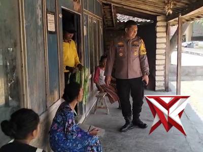 Kapolsek Kabuh melaksanakan patroli dialogis dengan masyarakat
