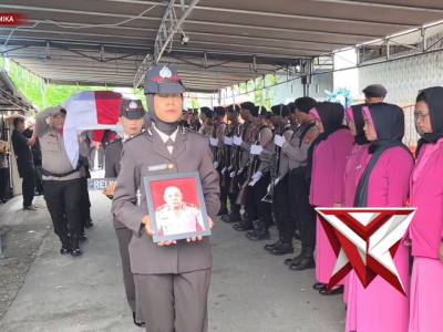 Wakapolres Mimika Pimpin Upacara Persemayaman Dan Pemakaman Alm. AKP (Purn) Reijner Ferdinand Waloni - PoliceTube
