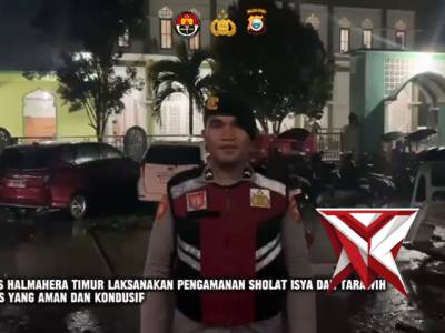 Satsamapta polres haltim melaksanakan pangaturan di depan mesjid jelang tarawi