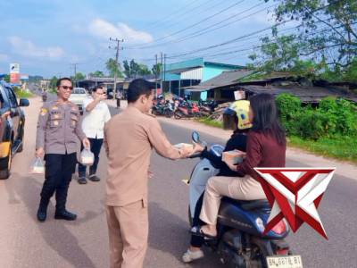 Kapolsek Riau Silip Bersama Forkopimcam Berbagi Takjil