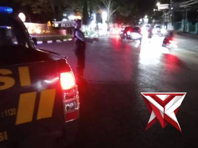 QR POLSEK SUKASARI POLRESTABES BANDUNG LAKUKAN GIAT RUTIN YANMAS MALAM BANDUNG LAUTAN BIRU