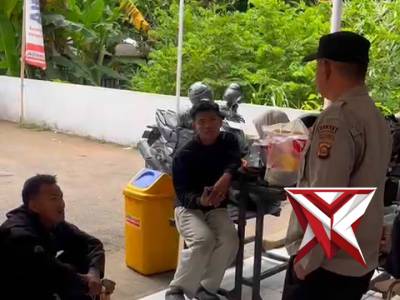 Personil Satbinmas Polres OKI memberikan himbauan kepada pemudik arus balik