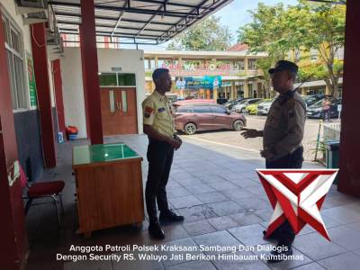 Anggota Patroli Polsek Kraksaan Sambang Dan Dialogis Dengan Security RS. Waluyo Jati Berikan Himbaua