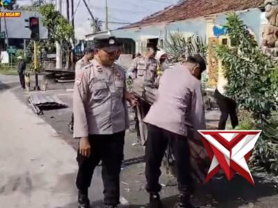 Polsek Geneng melaksanakan giat tanggap bencana akibat hujan deras yang disertai angin puting beliun