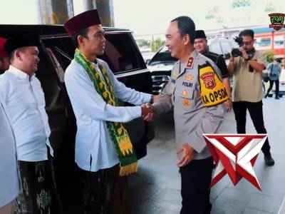 Menjemput Kemuliaan dalam Pengabdian: Momen Khusyuk Kapolda Sumsel & UAS di Masjid Assa&rsquo;adah