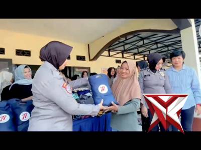 Bakti Sosial kepada Masyarkat dari para Polwan Polres Singkawang