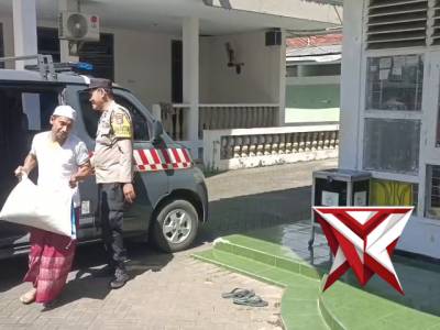 Berikan bantuan beras Merk Mbok Darmi dari Kapolres Malang ke Panti asuhan Diponegoro Desa Turirejo