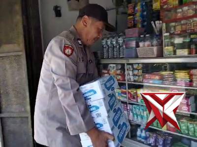 Anggota Polsek Jatiroto membantu masyarakat