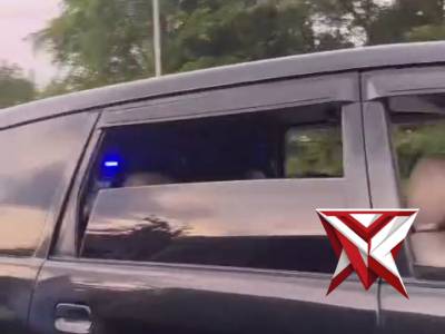 Membantu warga mogok ditengah jalan