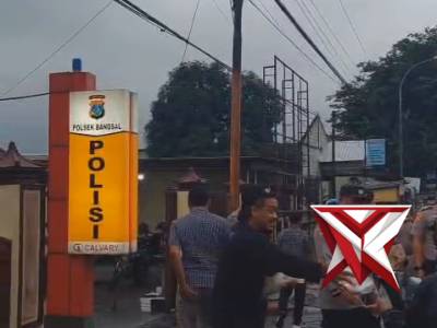 Anggota Polres Mojokerto Lakukan Giat Bagi-bagi Takjil kepada masyarakat