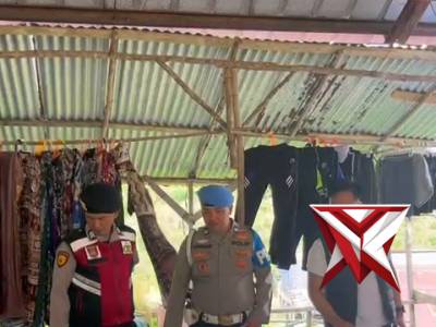 Patroli jalan kaki personel Polsek Batanghari Leko sebagai upaya preventif menjaga keamanan serta me