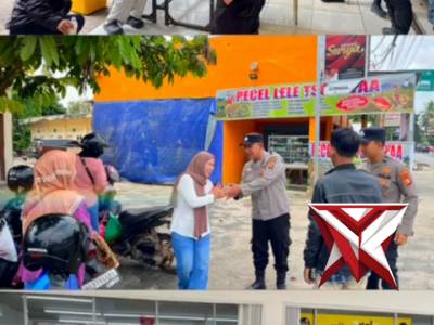 Personil Satbinmas Polres OKI memberikan himbauan kepada pemudik arus balik