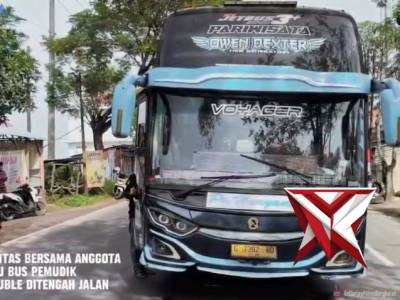 Kasatlantas Polres Bangkalan bersama Anggota melaksanakan giat membantu bus yang mengalami trouble/m