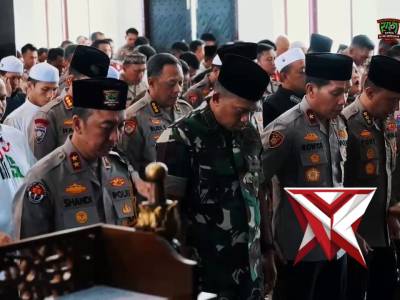 Menjemput Kemuliaan dalam Pengabdian: Momen Khusyuk Kapolda Sumsel & UAS di Masjid Assa&rsquo;adah
