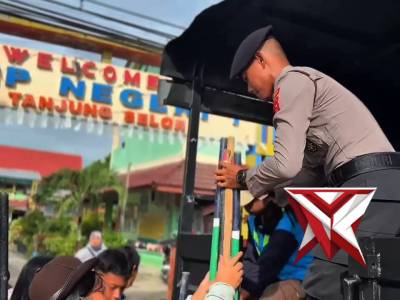 SINERGI POLISI DAN SEKOLAH : PENGAWALAN AMAN UNTUK SISWA MENUJU KEGIATAN EDUKASI"