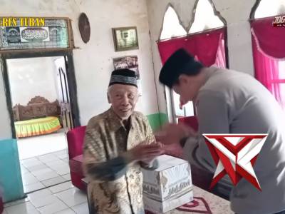 Kapolsek Kenduruan Polres Tuban Salurkan Bingkisan Lebaran dari Kapolres Tuban kepada tokoh agama