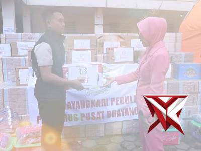 Bhayangkari Peduli, Pengurus Pusat Bhayangkari Salurkan Bansos Untuk Korban Banjir Cimahi - PoliceTube