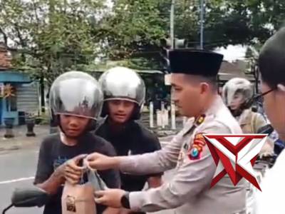 Day 13, Satlantas Polres Magetan Membagikan Takjil di depan Mako Polres Magetan di Bulan Suci Ramadh