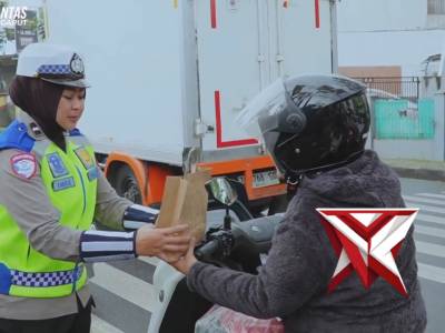 Berbagi kebahagiaan di bulan penuh berkah ? - PoliceTube