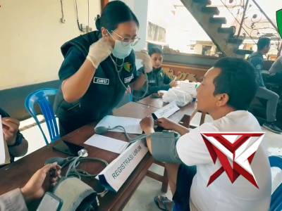 Sidokkes Polres Klungkung Memberikan Pelayanan Kesehatan di Banjar Pancingan