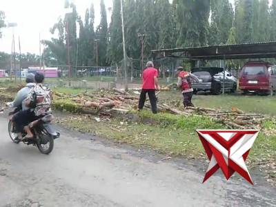 Anggota Polsek Jatiroto membantu masyarakat