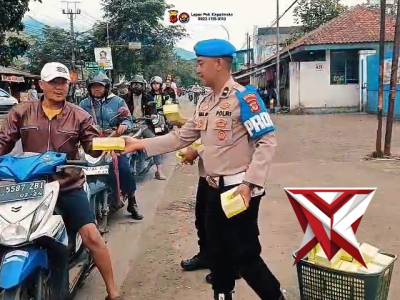 Personel Polsek Pameungpeuk melaksanakan kegiatan berbagi takjil kepada masyarakat