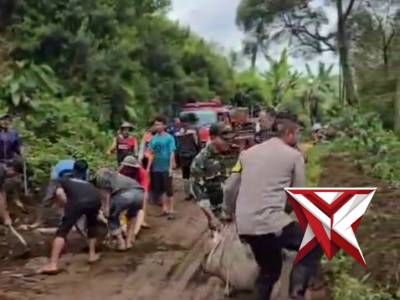 Polsek Pangalengan melaksanakan kegiatan gotong royong bersama masyarakat di wilayah hukumnya