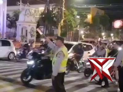 Anggota melaksanakan gatur arus lalu lintas