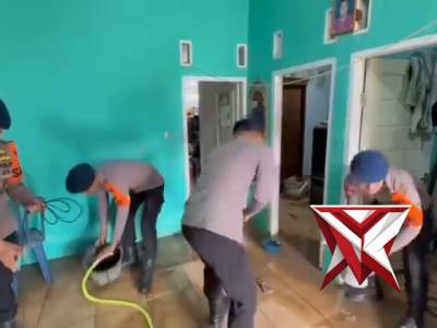 Aksi Nyata Brimob Polda Lampung: Evakuasi dan Bersihkan Pemukiman Warga Pasca Banjir Melanda